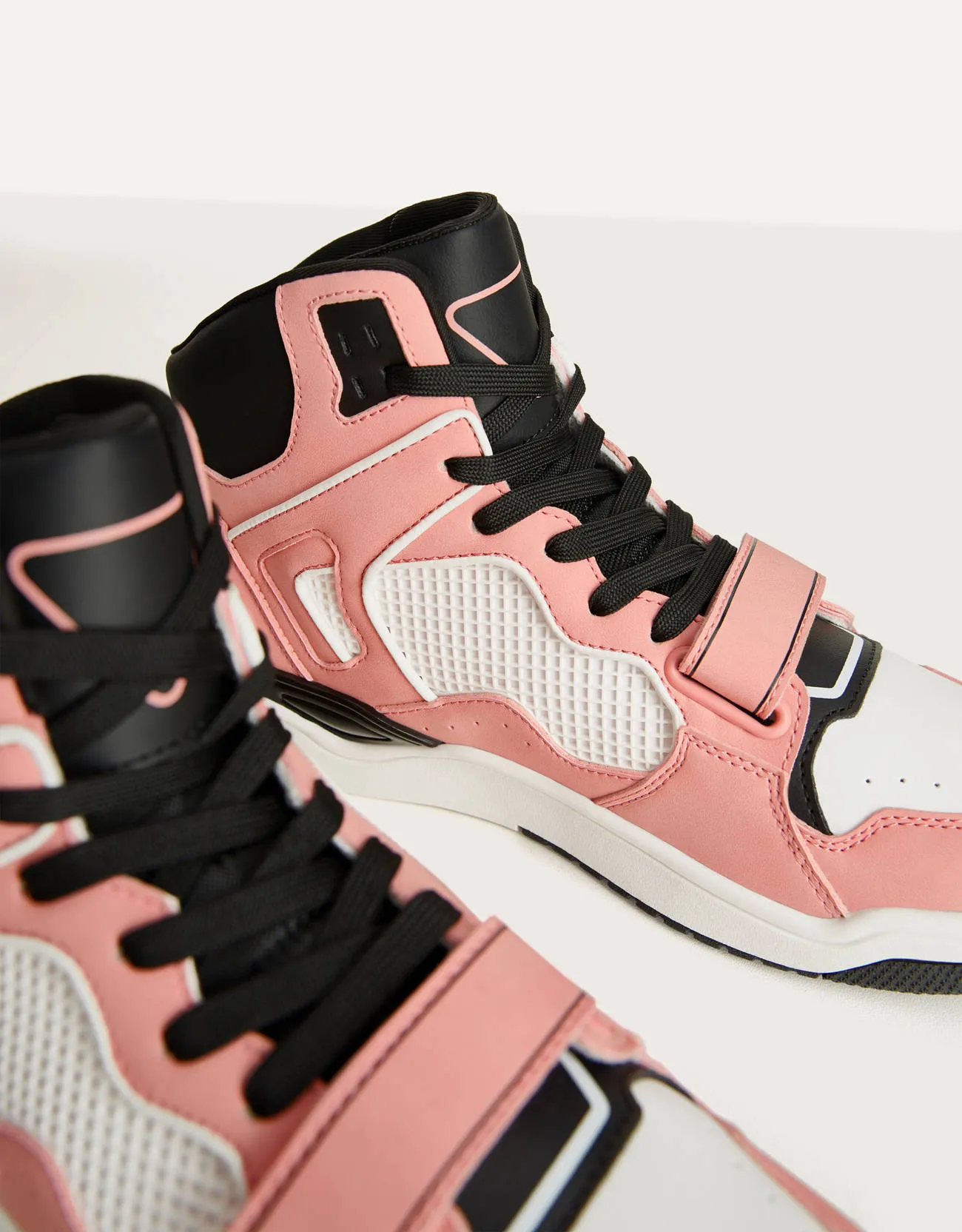 Hochgeschnittene, kombinierte Sneaker